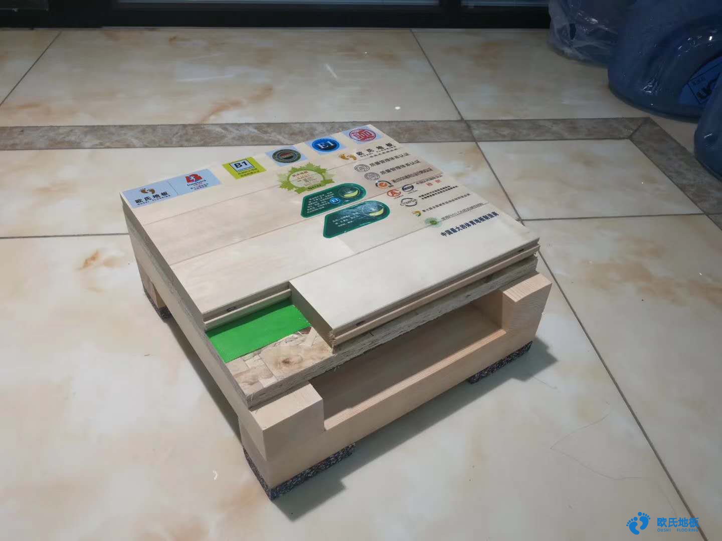 武汉建设学校体育馆木地板安装