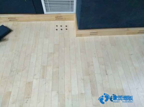 學?；@球場地木地板如何挑選